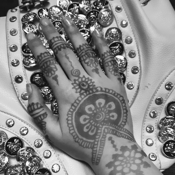 Meet your Posher, Maryum - Picture 2 of 2